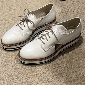 White mountain platform lace up with cutout on sides.